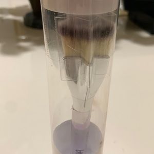 New in box never opened It Cosmetics superstar brush